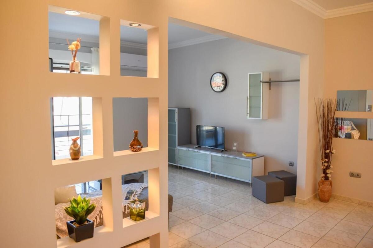Cozy Flat On The Main Square, 10Min To The Sea Villa Kalamata Luaran gambar