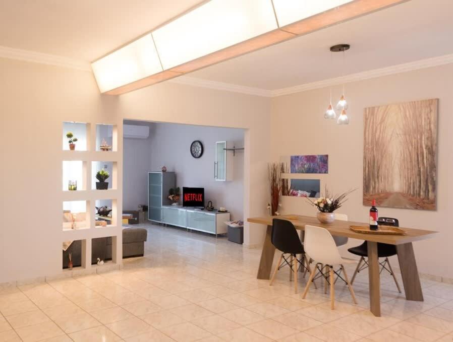 Cozy Flat On The Main Square, 10Min To The Sea Villa Kalamata Luaran gambar