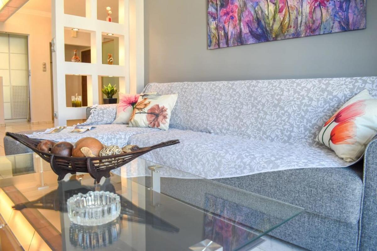 Cozy Flat On The Main Square, 10Min To The Sea Villa Kalamata Luaran gambar