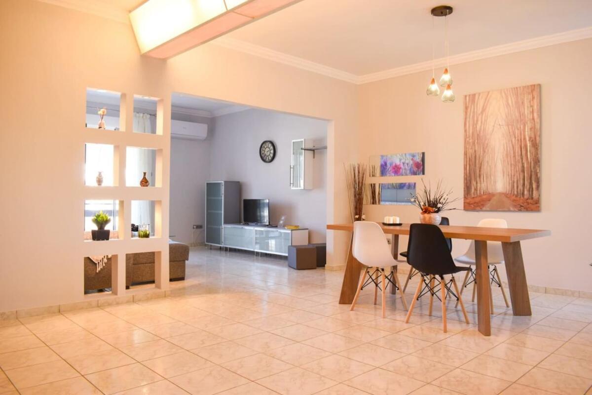 Cozy Flat On The Main Square, 10Min To The Sea Villa Kalamata Luaran gambar